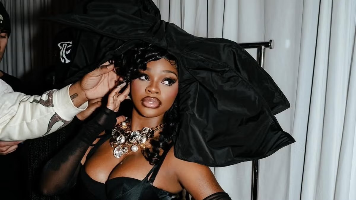 Classic, Defined, And Festive: JT’s Glossy Ringlet Curls Are The Ultimate Holiday Hair Inspiration