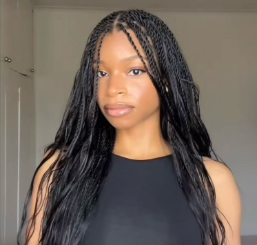 Pick-And-Drop Braids Steal The Spotlight At Paris Fashion Week, Emerging As The Season’s Breakout Hair Trend