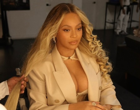Crowned In Confidence: Beyoncé’s Natural Hair Moment Honors Black Women’s Beauty At Cécred Event