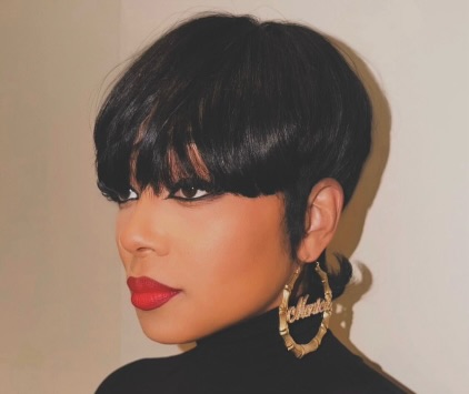 Blunt Bangs, Sharp Edges, Big Attitude: Monica Denise’s Roots Picnic Hair Is Pure ’90s Energy